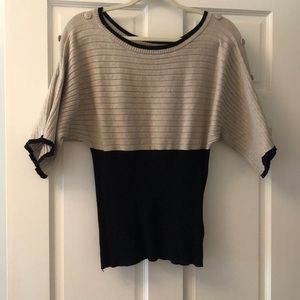 3/$25 💕 Black and beige 3/4 length sleeves.